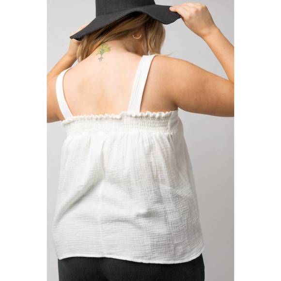 NEW GILLI plus sleeveless back smocking band top in white - Picture 3 of 4